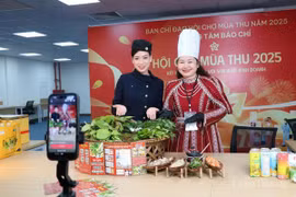 TikToker Ngọc Bambo và Nghệ nhân ẩm thực Nguyễn Thị Hồng Yến - Chủ nhà hàng Gỏi lá Yến Vi tại buổi livestream vào ngày 30/10. (Nguồn: Báo Công Thương)