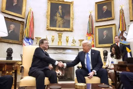 Tổng thống Mỹ Donald Trump (thứ 3, phải) tiếp Thủ tướng Nhật Bản Shigeru Ishiba (trái) tại Nhà Trắng ở Washington DC., ngày 7/2/2025. (Ảnh: Kyodo/TTXVN)
