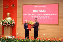 Đồng chí Nguyễn Duy Ngọc, Ủy viên Bộ Chính trị, Bí thư Trung ương Đảng, Trưởng ban Tổ chức Trung ương trao quyết định cho đồng chí Phạm Quang Ngọc, Bí thư Tỉnh ủy Hưng Yên, nhiệm kỳ 2025-2030. (Ảnh: Đinh Văn Nhiều/TTXVN)
