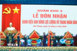 Tổng Bí thư, Chủ tịch nước Tô Lâm, Bí thư Quân ủy Trung ương trao Danh hiệu Anh hùng Lực lượng vũ trang nhân dân tặng Quân khu 3. (Ảnh: Thống Nhất/TTXVN)