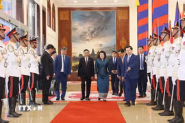 Thường trực Ban Bí thư Trần Cẩm Tú hội kiến Chủ tịch Quốc hội Campuchia Khuon Sudary. (Ảnh: Phương Hoa/TTXVN)