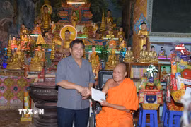 Đồng chí Y Thông, Thứ trưởng Bộ Dân tộc và Tôn giáo tặng quà đến Hòa thượng Dương Quân, Phó Chủ tịch Hội Đoàn kết sư sãi yêu nước tỉnh Cà Mau nhân chuyến thăm, chúc mừng Tết Chôl Chnăm Thmây tại Cà Mau. (Ảnh: Chanh Đa/TTXVN)