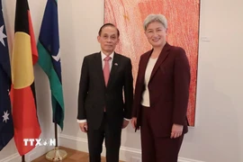 Quyền Bộ trưởng Ngoại giao Việt Nam Lê Hoài Trung trong cuộc gặp Bộ trưởng Ngoại giao Australia Penny Wong. (Ảnh: Thanh Tuấn/TTXVN)