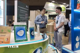 Giới thiệu sản phẩm tại chuỗi triển lãm quốc tế chuyên ngành công nghệ bao bì, đồ uống, nhựa và cao su. (Ảnh: Mỹ Phương/TTXVN)
