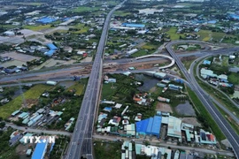 Nút giao kết nối đường Vành đai 3 Thành phố Hồ Chí Minh với cao tốc Bến Lức-Long Thành và cao tốc Thành phố Hồ Chí Minh - Trung Lương đang được đơn vị thi công tập trung xây dựng. (Ảnh: Bùi Giang/TTXVN)