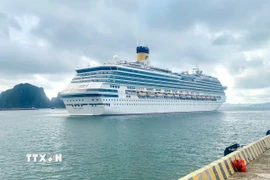 Tàu Costa Serena (Italy) ghé tham quan vịnh Hạ Long (Quảng Ninh). (Ảnh: TTXVN phát)