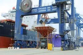 Bốc xếp hàng hóa ở Cảng Container quốc tế Cái Lân (Quảng Ninh). (Ảnh: TTXVN phát)