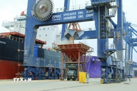 Bốc xếp hàng hóa ở Cảng Container quốc tế Cái Lân (Quảng Ninh). (Ảnh: TTXVN phát)