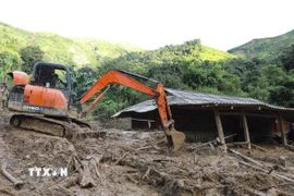 Máy xúc được huy động để khắc phục hậu quả lũ quét, sạt lở đất ở Điện Biên. (Ảnh: Xuân Tư/ TTXVN)