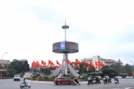 Bộ trưởng Bộ Xây Nguyễn Thanh Nghị dựng trao Quyết định công nhận thành phố Đông Hà là đô thị loại 2. (Ảnh: Thanh Thuỷ/TTXVN)