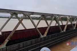 Huế: Gia tải mặt cầu đường sắt Bạch Hổ khi nước lũ dâng cao 