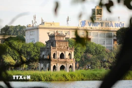 Tháp Rùa, Hồ Hoàn Kiếm ấm áp trong nắng chiều Đông. (Ảnh: Thanh Tùng/TTXVN)