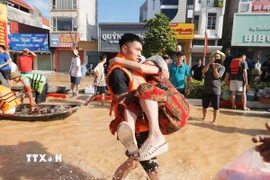 Đoàn cứu hộ Quân khu 1 đưa người cao tuổi ra khỏi khu vực bị ngập lũ ở phường Phan Đình Phùng, tỉnh Thái Nguyên. (Ảnh: Minh Quyết/ TTXVN)
