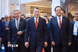 Thủ tướng Lê Minh Hưng cùng Thủ tướng Lào Sonexay Siphandone, Thủ tướng Campuchia Hun Manet, Thủ tướng Thái Lan Anutin Charnvirakul và Thủ tướng Timor-Leste Kay Rala Xanana Gusmão tham dự Phiên khai mạc Diễn đàn Tương lai ASEAN lần thứ ba. (Ảnh: Dương Giang/TTXVN)