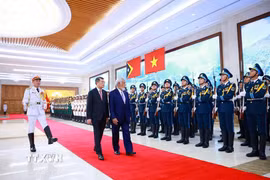 Thủ tướng Lê Minh Hưng và Thủ tướng Timor-Leste Kay Rala Xanana Gusmão duyệt Đội danh dự Quân đội nhân dân Việt Nam. (Ảnh: Dương Giang/TTXVN)