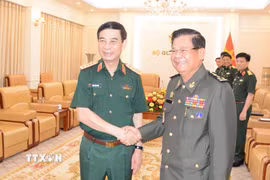 Phó Thủ tướng, Bộ trưởng Bộ Quốc phòng Phan Văn Giang tiếp Quốc vụ khanh Bộ Quốc phòng Campuchia Đại tướng Prak Sovanna. (Ảnh: TTXVN phát)