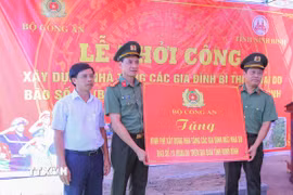 Bộ Công an tặng kinh phí xây dựng nhà cho các gia đình bị thiệt hại do bão số 10. (Ảnh: Công Luật/TTXVN)