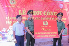 Bộ Công an tặng kinh phí xây dựng nhà cho các gia đình bị thiệt hại do bão số 10. (Ảnh: Công Luật/TTXVN)