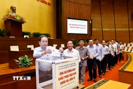 Chủ tịch Quốc hội Trần Thanh Mẫn cùng lãnh đạo Quốc hội, cán bộ, nhân viên các cơ quan của Quốc hội tham gia Lễ ủng hộ đồng bào khắc phục hậu quả thiên tai, bão lũ. (Ảnh: Doãn Tấn/TTXVN)