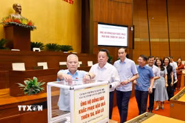 Lãnh đạo Quốc hội, cán bộ, nhân viên các cơ quan của Quốc hội tham gia Lễ ủng hộ đồng bào khắc phục hậu quả thiên tai, bão lũ. (Ảnh: Doãn Tấn/TTXVN)