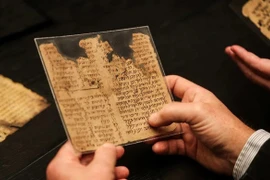 Một nhà nghiên cứu thuộc MiDRASH đang cầm trên tay bản thảo của một tác phẩm aggadic-midrashic gồm chú giải kinh Torah và kể lại các câu chuyện Kinh Thánh (Nguồn: Reuters)