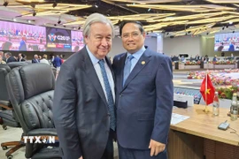 Nhân chuyến tham dự Hội nghị Thượng đỉnh G20 tại Nam Phi, sáng 23/11/2025 giờ địa phương (trưa cùng ngày, giờ Hà Nội), Thủ tướng Phạm Minh Chính gặp Tổng thư ký Liên hợp quốc Antonio Guterres. (Ảnh: Dương Giang/TTXVN)