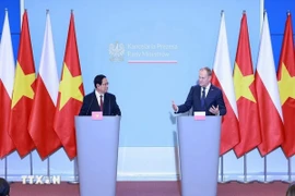 Thủ tướng Phạm Minh Chính và Thủ tướng Ba Lan Donald Tusk tại cuộc gặp gỡ báo chí hai nước sau hội đàm, tại Thủ đô Warsaw sáng 16/1/2025 (giờ địa phương). (Ảnh: Dương Giang/TTXVN)