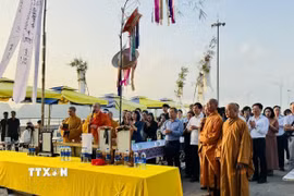 Đại lễ cầu siêu cho các nạn nhân vụ lật tàu trên vịnh Hạ Long. (Ảnh: TTXVN phát)