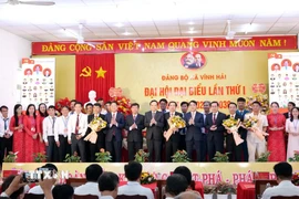 Ông Trần Lưu Quang, Bí thư Trung ương Đảng, Trưởng Ban Chính sách, chiến lược Trung ương chúc mừng Ban chấp hành Đảng bộ xã Vĩnh Hải ra mắt Đại hội. (Ảnh: Công Thử/TTXVN)