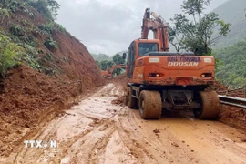 Đơn vị chức năng tỉnh Sơn La huy động phương tiện máy móc khắc phục tuyến đường. (Ảnh: TTXVN phát)