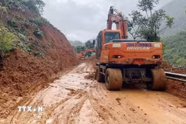 Đơn vị chức năng tỉnh Sơn La huy động phương tiện máy móc khắc phục tuyến đường. (Ảnh: TTXVN phát)