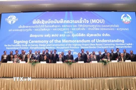 Lễ ký biên bản ghi nhớ (MOU) giữa Chính phủ Lào và Tập đoàn Phongsavanh về nghiên cứu triển khai cao tốc từ Vientiane đến biên giới Việt Nam. (Ảnh: TTXVN phát)