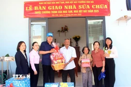 Lãnh đạo Ủy ban Mặt trận Tổ quốc Việt Nam tỉnh Ninh Thuận dự bàn giao nhà xây mới và tặng quà cho người dân ở phường Văn Hải, thành phố Phan Rang-Tháp Chàm. (Ảnh: Công Thử/TTXVN)