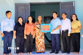 Chủ tịch Ủy ban Nhân dân tỉnh Ninh Thuận Trần Quốc Nam tặng quà và trao nhà xây mới cho người dân ở xã Bắc Sơn, huyện Thuận Bắc. (Ảnh: Công Thử/TTXVN)