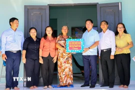 Chủ tịch Ủy ban Nhân dân tỉnh Ninh Thuận Trần Quốc Nam tặng quà và trao nhà xây mới cho người dân ở xã Bắc Sơn, huyện Thuận Bắc. (Ảnh: Công Thử/TTXVN)