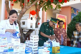 Đồn Biên phòng Phú Mỹ tổ chức khám bệnh cấp phát thuốc miễn phí cho người dân vùng biên nhân kỷ niệm 67 năm Ngày truyền thống Bộ đội Biên phòng. (Ảnh: Văn Sĩ/TTXVN)