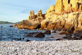 Hang Rái là sự hòa quyện của đá, nước, gió và ánh sáng, điểm đến thu hút du khách. (Ảnh: Nguyễn Thành/TTXVN)