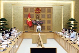 Lãnh đạo thành phố Hà Nội thăm hỏi Người cao tuổi trong buổi thăm khám mắt miễn phí. (Ảnh: Minh Nghĩa/TTXVN)