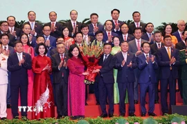 Đồng chí Trần Cẩm Tú, Ủy viên Bộ Chính trị, Thường trực Ban Bí thư tặng hoa Ban Chấp hành Đảng bộ thành phố Hà Nội lần thứ 18, nhiệm kỳ 2025-2030 ra mắt Đại hội. (Ảnh: Văn Điệp/TTXVN)