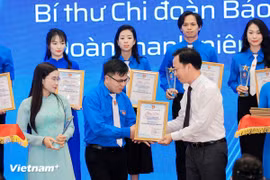 Nhà báo Võ Mạnh Hùng, Bí thư Chi đoàn Báo Điện tử VietnamPlus của TTXVN nhận danh hiệu Nhà báo trẻ tiêu biểu năm 2025. (Ảnh: Hoài Nam/Vietnam+)