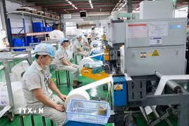 Dây chuyền sản xuất bao bì giấy tại Công ty Cổ phần Sản xuất và Xuất nhập khẩu Bao bì Thăng Long (phường Từ Sơn, tỉnh Bắc Ninh) được vận hành theo mô hình nhà máy thông minh. (Ảnh: Đồng Thúy /TTXVN)