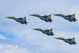 Màn trình diễn của máy bay tiêm kích Su-30MK2 trên bầu trời Hà Nội. (Ảnh: TTXVN)