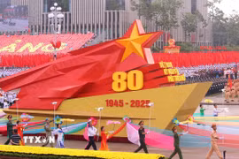 Xe mô hình biểu tượng 80 năm Ngày Cách mạng tháng Tám và Quốc khánh nước CHXHCN Việt Nam. (Ảnh: Văn Điệp/TTXVN)