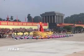 Xe rước chân dung Chủ tịch Hồ Chí Minh diễu qua Lễ đài. (Ảnh: Quốc Khánh/TTXVN)