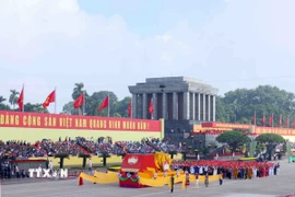 Khối Mặt trận Tổ quốc Việt Nam diễu qua Lễ đài. (Ảnh: Phạm Kiên/TTXVN)