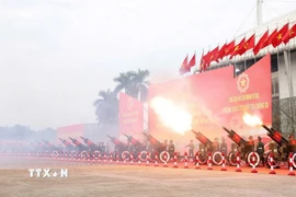 15 khẩu đại bác đồng loạt khai hỏa, mở màn Lễ kỷ niệm diễu binh, diễu hành 80 năm Quốc khánh. (Ảnh: Trần Thanh Giang/TTXVN)