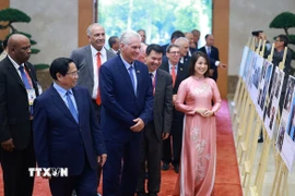 Thủ tướng Phạm Minh Chính và Bí thư thứ nhất, Chủ tịch Cuba Miguel Díaz-Canel Bermúdez tham quan trưng bày ảnh về quan hệ hợp tác giữa hai nước do TTXVN thực hiện. (Ảnh: Dương Giang/TTXVN)