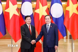 Chủ tịch Quốc hội Trần Thanh Mẫn đón Tổng Bí thư, Chủ tịch nước Lào Thongloun Sisoulith. (Ảnh: Doãn Tấn/ TTXVN)