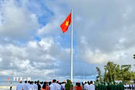 Quang cảnh Lễ thượng cờ trên đảo Cô Tô. (Ảnh: TTXVN phát)