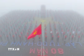 Lễ thượng cờ Tổ quốc ngập trong mây trên “nóc nhà Nam Bộ”. (Ảnh: Minh Phú/TTXVN)